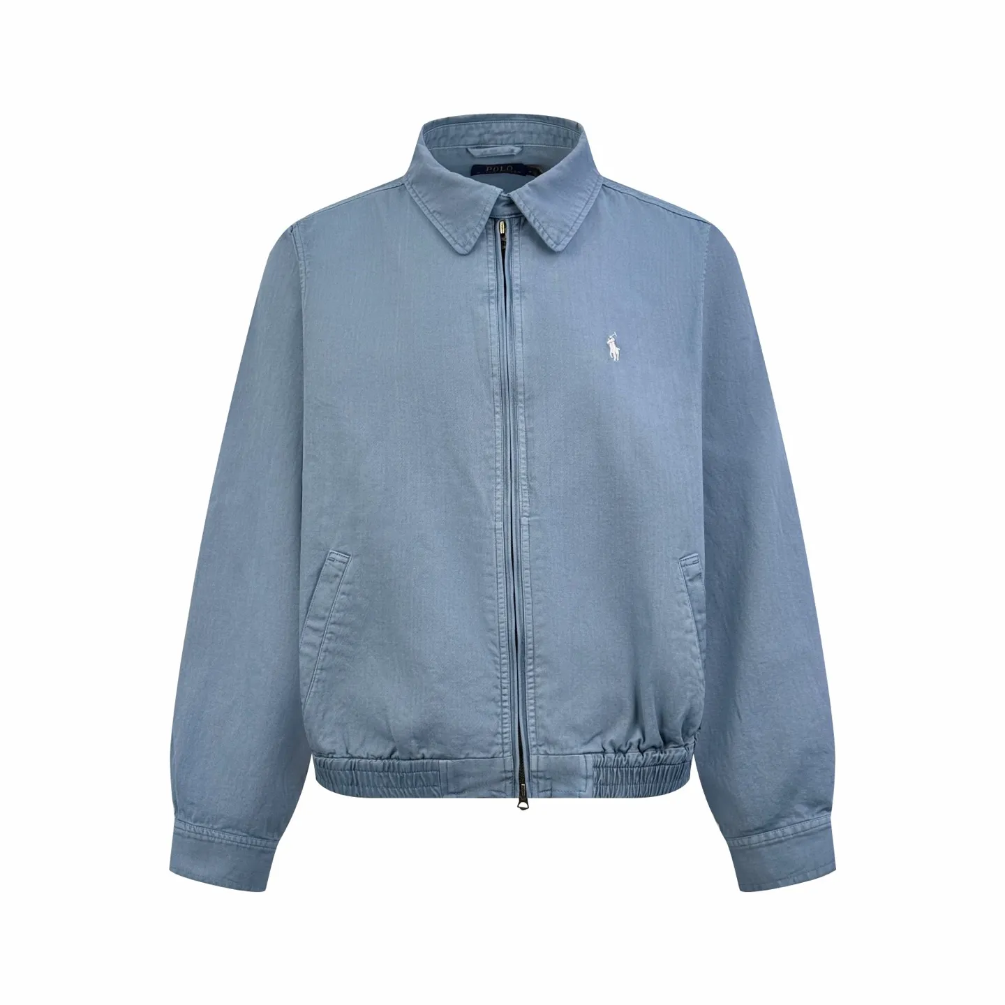🅿️500 Ralph Lauren pony embroidered zipper jacket. The original version was purchased for 4,161 and developed. The fabric is made of customized cloud velvet blue twill cotton. It is soft and silky, comfortable and close to the skin. The cloud blue is the main tone. It has a life attitude color. The exquisite white pony logo is embellished. It is highly recognizable. It has an atmosphere of freedom and vitality. Pure and smart color symphony. Reconstruct the classic with a neat version. Soft but not crumbling. Light but boned. A sense of high-level relaxation comes to your face. Interpret effortless fashion, using imported machine embroidery technology. Use advanced computer control systems and precision mechanical components to achieve the iconic pony embroidery operation. High precision. The lines are smooth and delicate. The template machine opens the bag. The preset template guides the position of the bag. The shape and size. The accuracy ensures the quality of the bag opening effect. The hem is made in one go using a three-needle waist-drawing machine. The elastic band and the fabric are sewn together in the same process using the machine's special needle position and feeding mechanism. The three-needle design is stronger and can distribute pressure evenly. Ensure that the elastic band and the fabric are closely attached. Follow the original color system for dyeing and overprinting. Prioritize the original color and fabric material to select a special dye, then heat it to the appropriate temperature, perform dip-dyeing treatment, and finally perform color overlaying. Size:S-M-L-XL